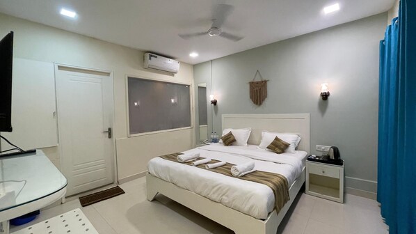 Standard Room | Desk, laptop workspace, WiFi (free), bed sheets