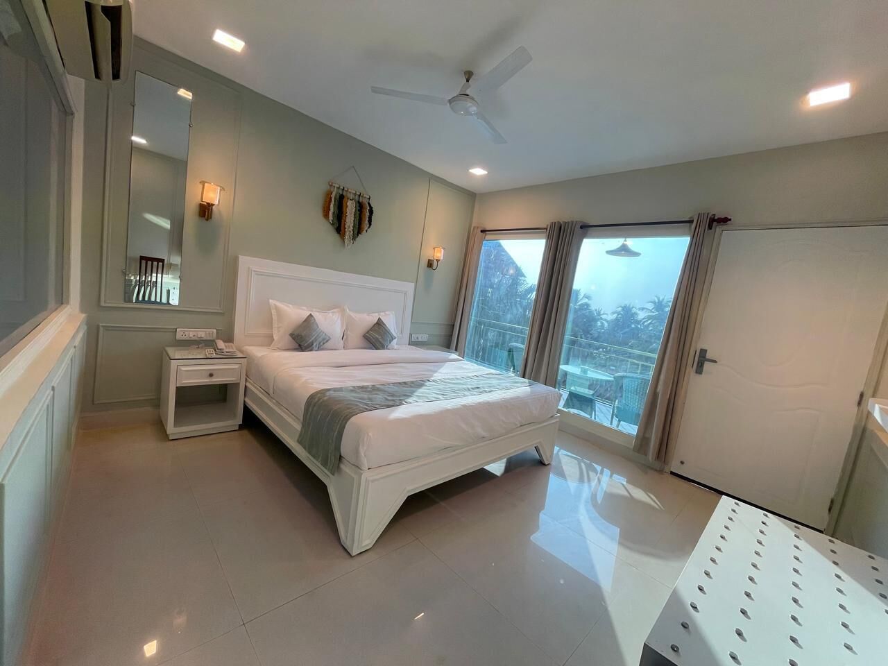 Camera Superior | Una scrivania, postazione laptop, Wi-Fi gratuito, lenzuola