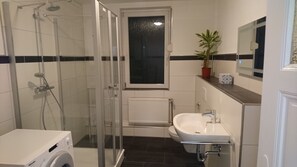 تجهيزات دش، مجففات شعر، مناشف، صابون