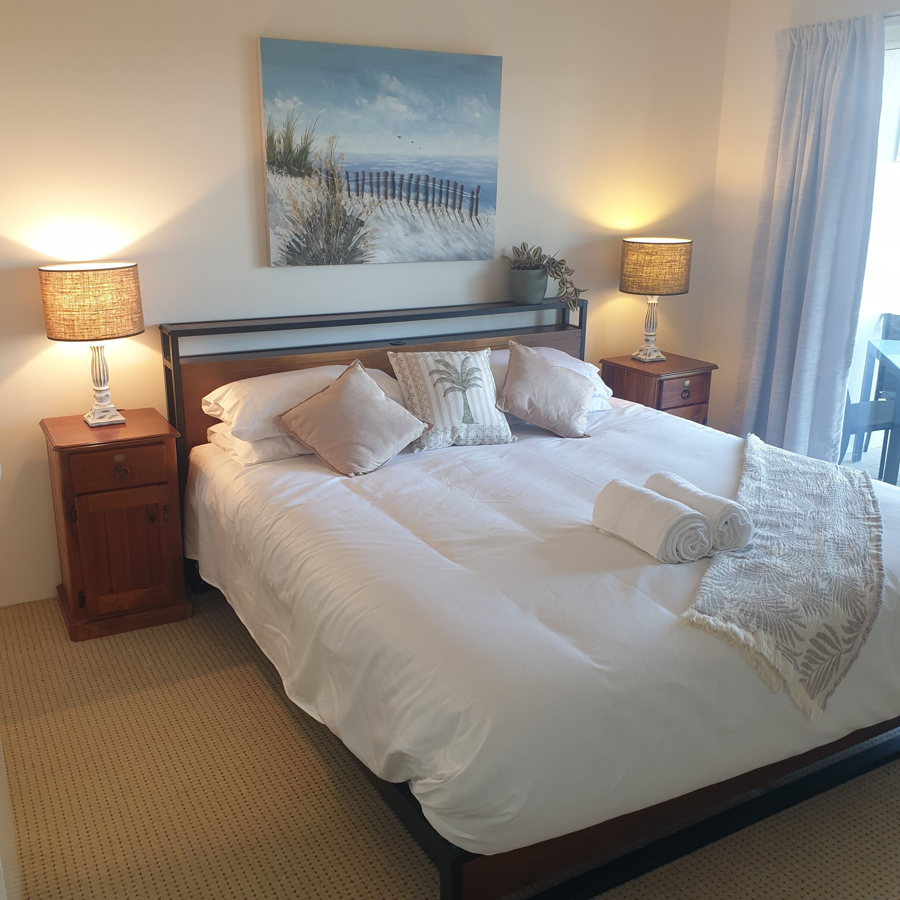 Een strijkplank/strijkijzer, wifi, beddengoed