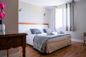 Iron/ironing board, internet, bed sheets - Villa for 4 people with swimming pool (Farinole)
