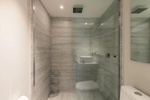 Shower, hair dryer, towels, shampoo - Suave Polanco Exclusive - Modern 2-Bedroom Apartment in Polanco (Mexico City)
