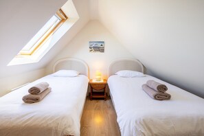Tabla de planchar con plancha, wifi, ropa de cama