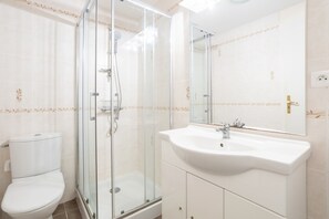 Douche, séchoir à cheveux, serviettes fournies