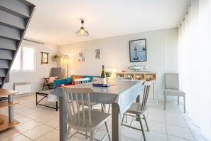 Dining - Holiday Home “Ty Ar Mor” 50 m from the Beach, Private Terrace & Garden, Wi-Fi (LOCTUDY)