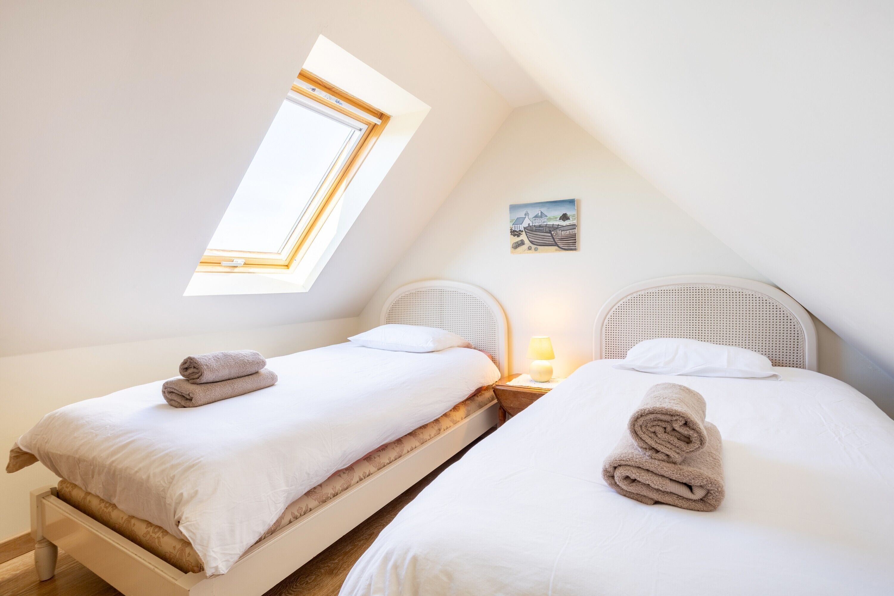 Tabla de planchar con plancha, wifi y ropa de cama 