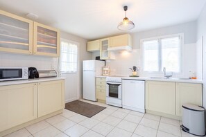 Fridge, microwave, oven, stovetop - Holiday Home “Ty Ar Mor” 50 m from the Beach, Private Terrace & Garden, Wi-Fi (LOCTUDY)