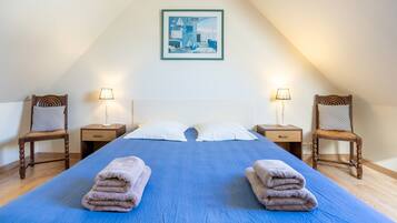 Een strijkplank/strijkijzer, wifi, beddengoed