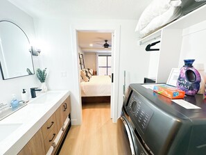 2 sovrum, värdeförvaringsskåp på rummet och skrivbord