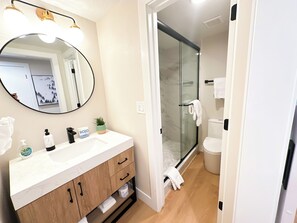 Een douche, een haardroger, handdoeken, zeep