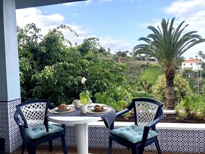 Outdoor dining - Luxury apartment with pool and panoramic views. (Santa Ursula)