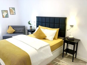 Bureau, fer et planche à repasser, lit parapluie, Wi-Fi