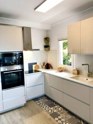 Réfrigérateur, micro-ondes, four, lave-vaisselle