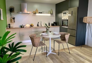 Een koelkast, een microgolfoven, een oven, een vaatwasser