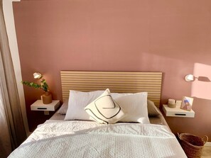 Een bureau, een strijkplank/strijkijzer, reisbedje, wifi