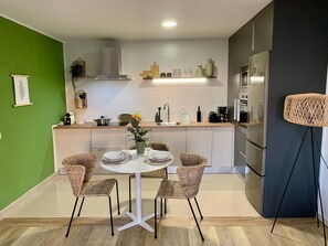 ثلاجة، ميكروويف، فرن، غسالة أطباق