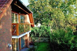 Property grounds - Quietly located vacation apartment with sea view - Ferienwohnung Blick auf Vilm (Putbus)