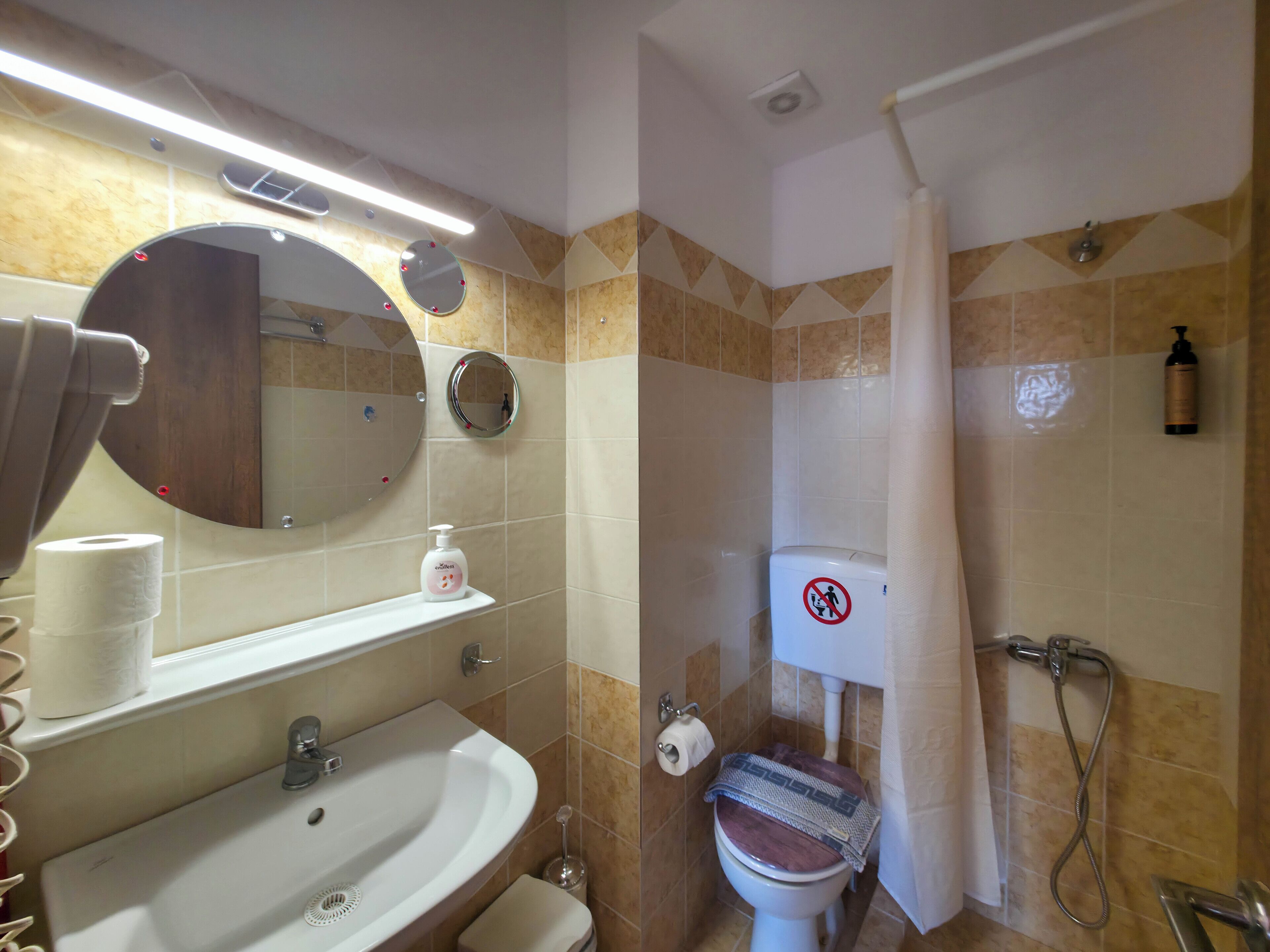 Regadera, secadora de cabello, toallas, jabón 