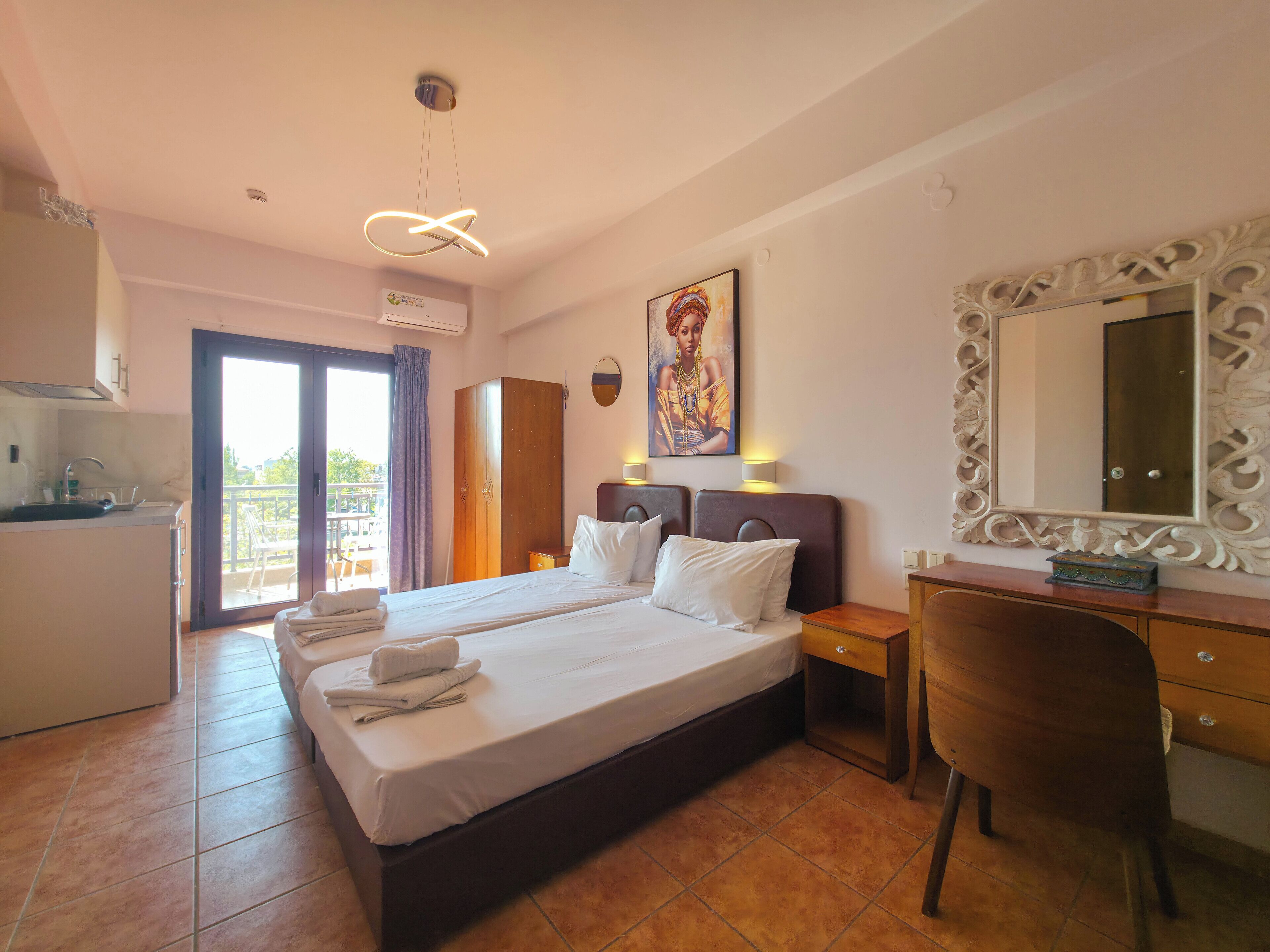 Tabla de planchar con plancha, wifi y ropa de cama 