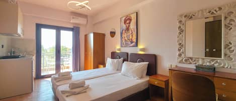 Tabla de planchar con plancha, wifi y ropa de cama