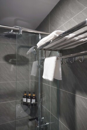 Secadora de cabello, bidet, toallas, jabón