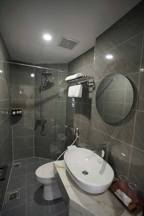 Secadora de cabello, bidet, toallas, jabón