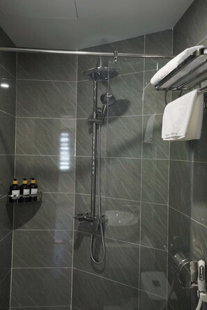 Secadora de cabello, bidet, toallas, jabón