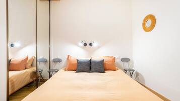 Een strijkplank/strijkijzer, wifi, beddengoed