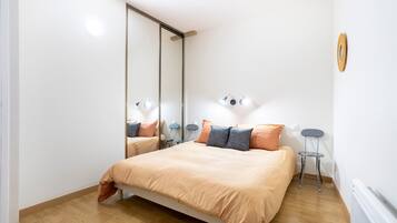 Tabla de planchar con plancha, wifi y ropa de cama