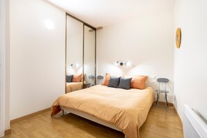 Tabla de planchar con plancha, wifi, ropa de cama