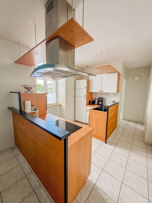 Kjøleskap, mikrobølgeovn, ovn og kokeplater