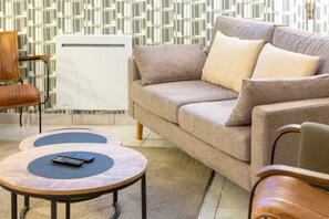 TV - Renovated Apartment in the Heart of Pont-l’Abbé – River View, Close to the Ocean (Pont l'abbé)