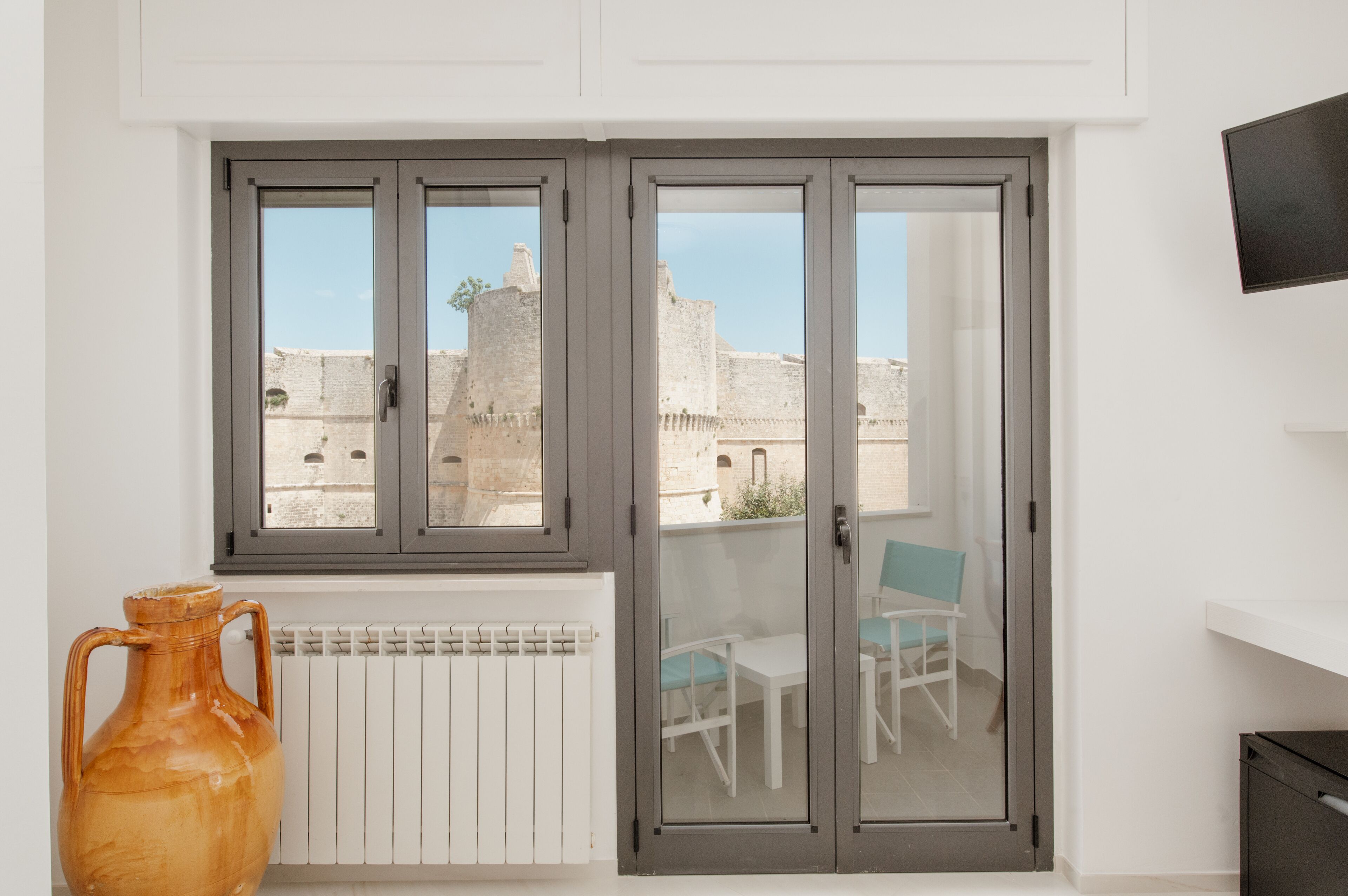 Quarto superior | Frigobar, escrivaninha, espaço de trabalho para notebook