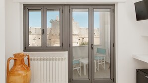 ميني بار ومكتب ومساحة عمل للكمبيوتر المحمول وواي فاي مجانًا
