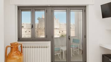 Quarto superior | Frigobar, escrivaninha, espaço de trabalho para notebook