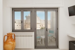 ميني بار ومكتب ومساحة عمل للكمبيوتر المحمول وواي فاي مجانًا