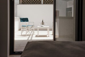 ميني بار ومكتب ومساحة عمل للكمبيوتر المحمول وواي فاي مجانًا