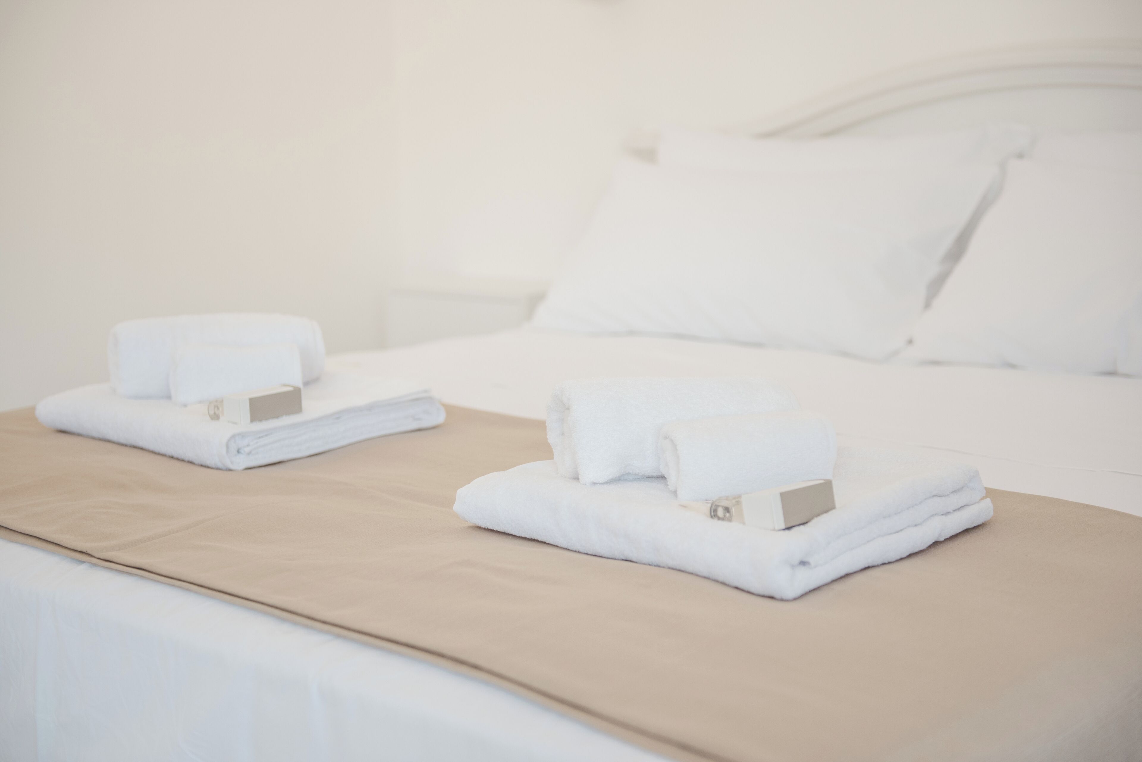 Frigobar, escrivaninha, espaço de trabalho para notebook