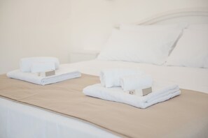 ميني بار ومكتب ومساحة عمل للكمبيوتر المحمول وواي فاي مجانًا