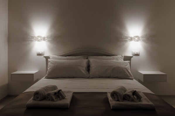 ميني بار ومكتب ومساحة عمل للكمبيوتر المحمول وواي فاي مجانًا