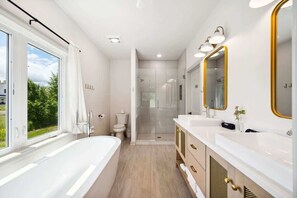 Een douche, een haardroger, handdoeken, shampoo