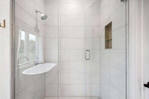 Dusche, Haartrockner, Handtücher, Shampoo