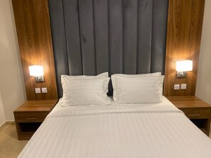 Caixa forta a l'habitació i espai de treball apte per a portàtils 