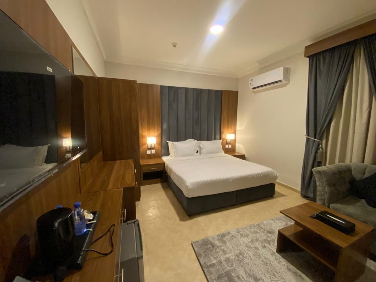 Een kluis op de kamer, een laptopwerkplek, verduisterende gordijnen