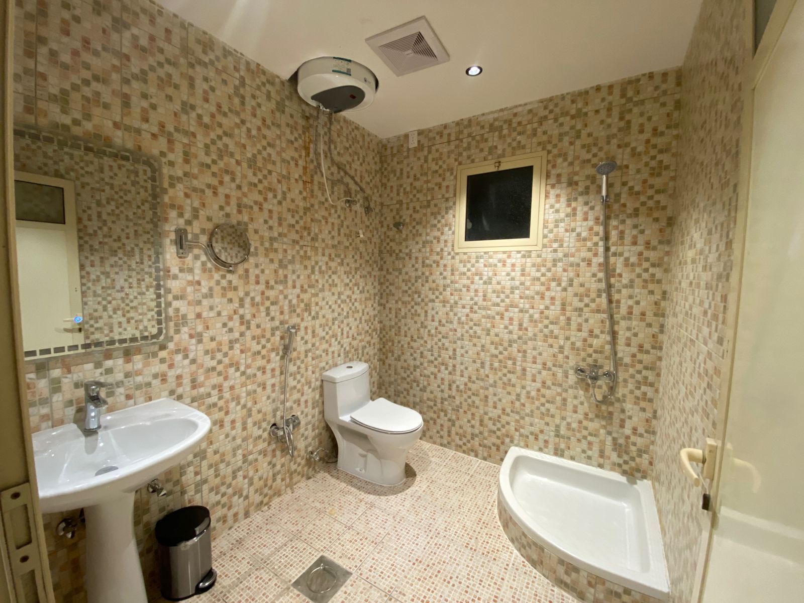 Ein Badezimmer mit Fliesenboden, einem Waschbecken, einer Toilette, einer Dusche und einer Badewanne.