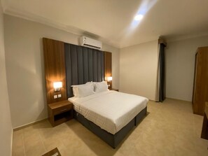 Habitación Deluxe, vistas a la ciudad | Caja fuerte, espacio para trabajar con un portátil, cortinas opacas