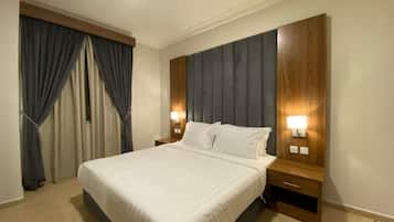 Een kluis op de kamer, een laptopwerkplek, verduisterende gordijnen