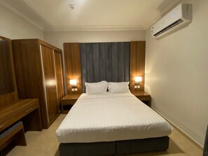 Deluxe studio suite, uitzicht op stad | Een kluis op de kamer, een laptopwerkplek, verduisterende gordijnen