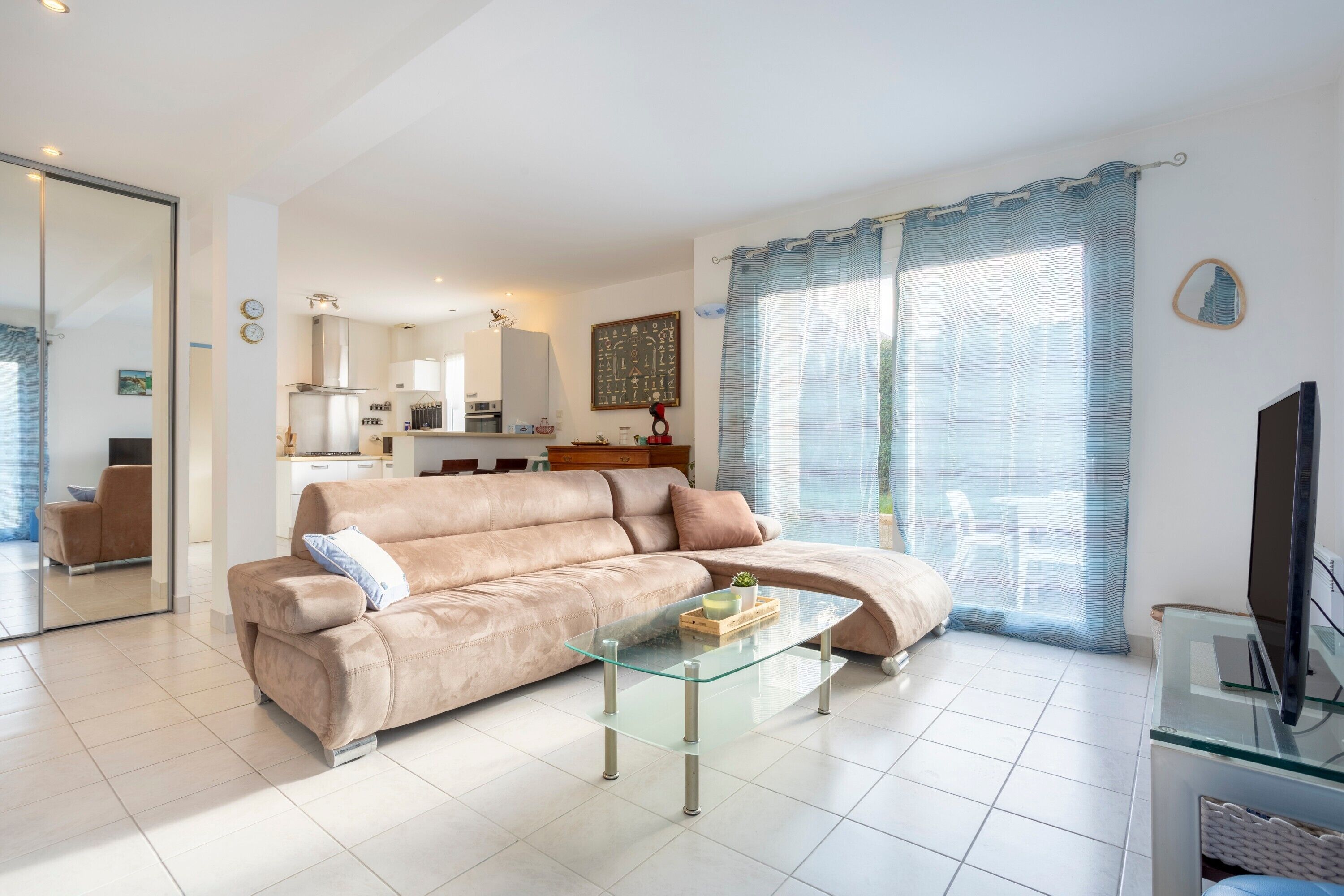 Een televisie en een tafeltennistafel