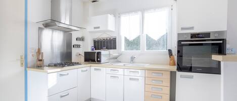 Frigorífic, microones, forn i placa de cuina